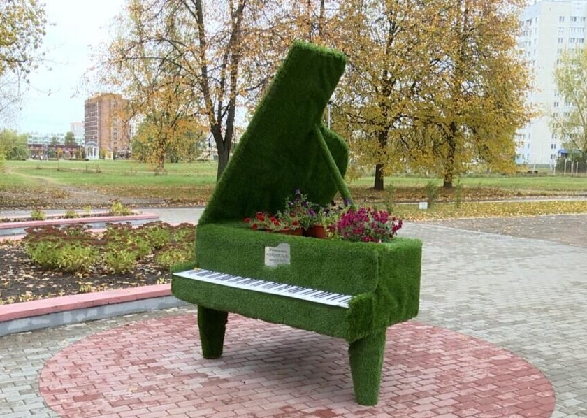 В Бобруйске возле детской школы искусств №2 им. В.В. Оловникова установили красочный рояль